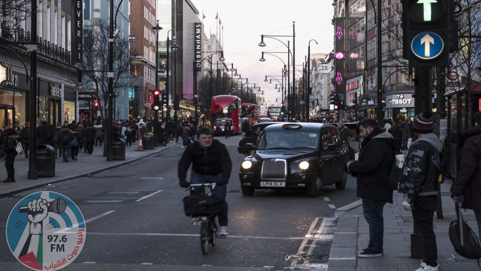 LONDON, UNITED KINGDOM - 2018/01/30: A man seen riding a bicycle in London famous Oxford street. Central London is one of the most attractive tourist attraction for individuals whose willing to shop and enjoy the variety of famous and worldwide brands. (Photo by Rahman Hassani/SOPA Images/LightRocket via Getty Images)