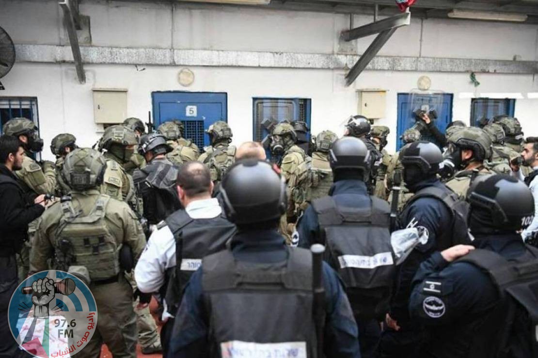 أسرى “عوفر” يغلقون أقسام السجن احتجاجا على الاقتحام الذي نفذته قوات القمع