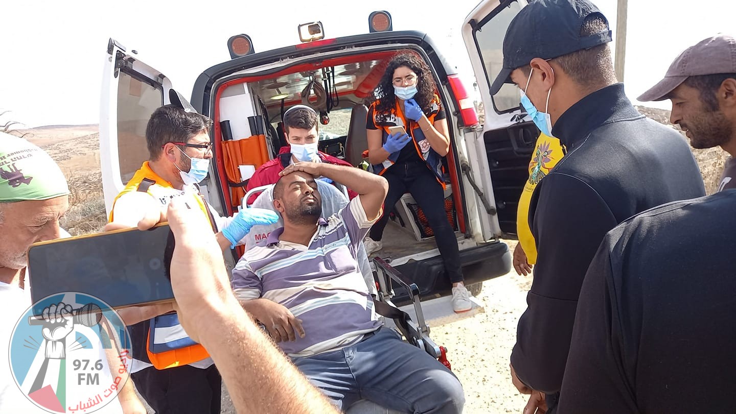 إصابة راعي أغنام بجروح إثر اعتداء مستوطنين عليه بمسافر يطا