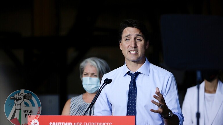 اثناء جولة انتخابية… معارضون يرمون رئيس الوزراء الكندي بالحصى