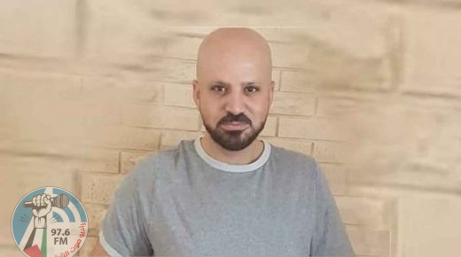 الأسير شادي أبو عكر المضرب منذ 30 يومًا محتجز في ظروف قاسية في زنازين سجن “عوفر”