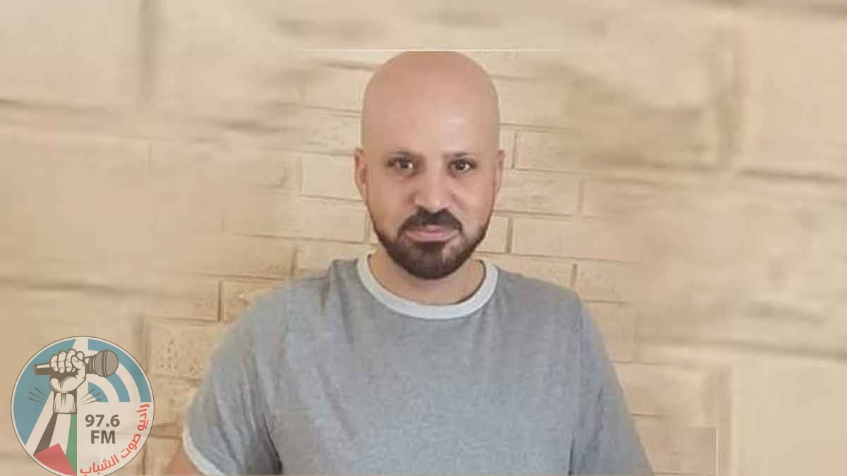 الأسير شادي أبو عكر المضرب منذ 30 يومًا محتجز في ظروف قاسية في زنازين سجن “عوفر”
