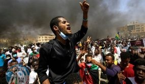 السودان.. مظاهرة أمام القصر الجمهوري تطالب بحل الحكومة و”استعادة الثورة”