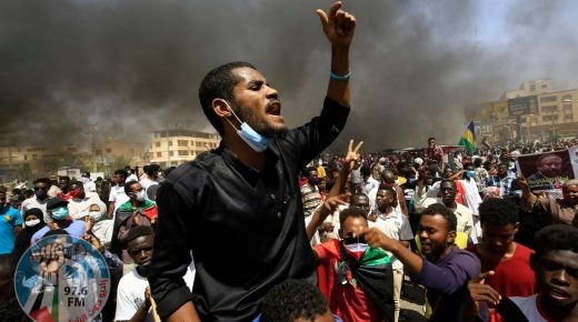 السودان.. مظاهرة أمام القصر الجمهوري تطالب بحل الحكومة و”استعادة الثورة”