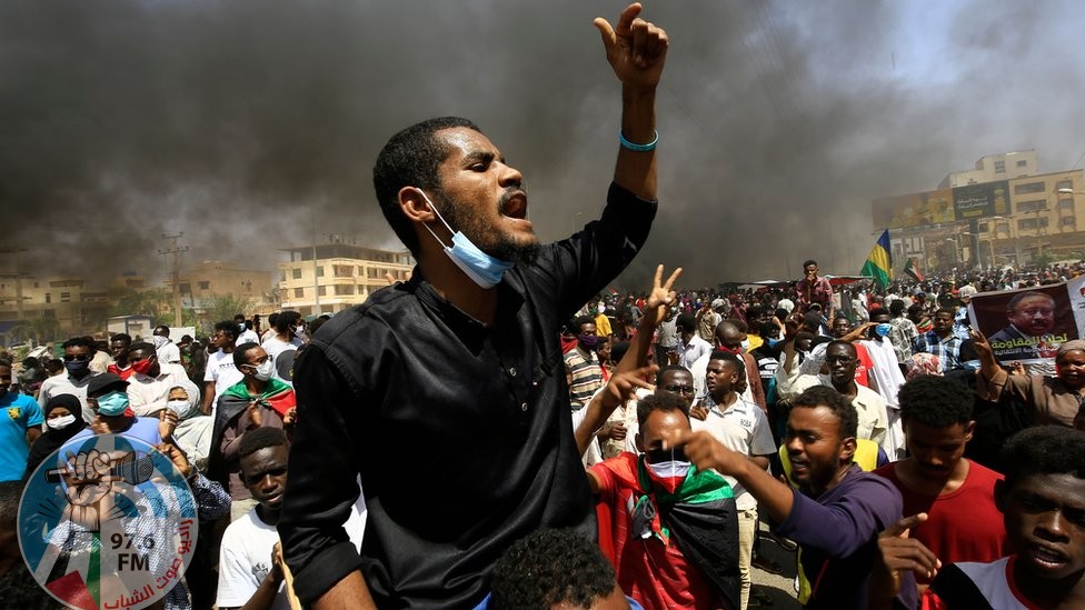 السودان.. مظاهرة أمام القصر الجمهوري تطالب بحل الحكومة و”استعادة الثورة”
