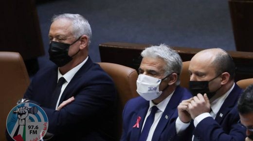 بينيت ولابيد لم يكونا على علم بقرار غانتس المتعلّق بالمنظمات الفلسطينيّة