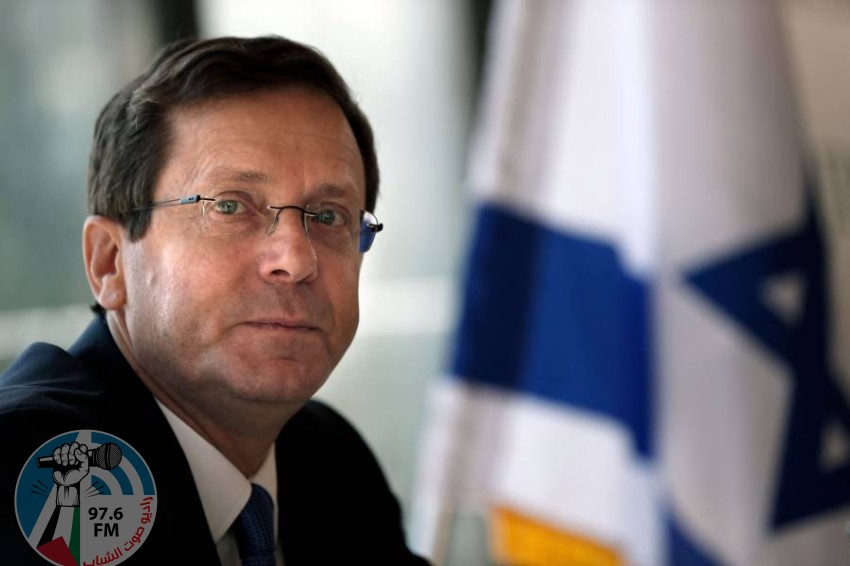 (FILES) In this file photo taken on February 10, 2016, Israeli co-leader of the Zionist Union party and Labour Party's leader Isaac Herzog (C) listens to journalists during a press conference at the Jerusalem Press Club. - Israel elected the even-keeled Labor veteran Isaac Herzog as its 11th president on June 2, 2021, a parliamentary vote that coincidentally fell as opposition lawmakers scrambled to forge a coalition to unseat Benjamin Netanyahu. (Photo by THOMAS COEX / AFP)