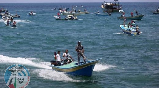 الاحتلال يهاجم مراكب الصيادين في بحر غزة .