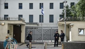 Russian police guard in front of the Israeli embassy in Moscow on September 18, 2018.
Russia blamed Israel on September 18, 2018 for the loss of a military IL-20M jet to Syrian fire, which killed all 15 servicemen on board, and threatened a response. Israeli pilots carrying out attacks on Syrian targets "used the Russian plane as a cover, exposing it to fire from Syrian air defences," a statement by the Russian military said. / AFP PHOTO / Vasily MAXIMOV