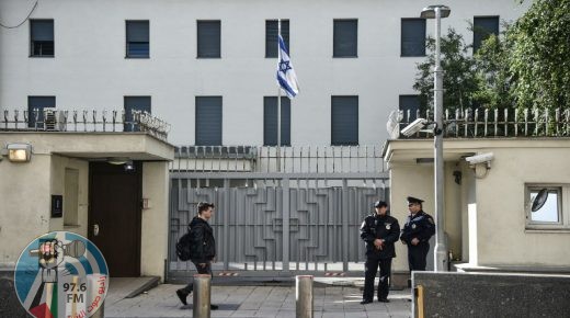 Russian police guard in front of the Israeli embassy in Moscow on September 18, 2018.
Russia blamed Israel on September 18, 2018 for the loss of a military IL-20M jet to Syrian fire, which killed all 15 servicemen on board, and threatened a response. Israeli pilots carrying out attacks on Syrian targets "used the Russian plane as a cover, exposing it to fire from Syrian air defences," a statement by the Russian military said. / AFP PHOTO / Vasily MAXIMOV