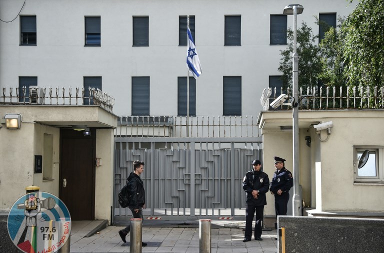 Russian police guard in front of the Israeli embassy in Moscow on September 18, 2018.
Russia blamed Israel on September 18, 2018 for the loss of a military IL-20M jet to Syrian fire, which killed all 15 servicemen on board, and threatened a response. Israeli pilots carrying out attacks on Syrian targets "used the Russian plane as a cover, exposing it to fire from Syrian air defences," a statement by the Russian military said. / AFP PHOTO / Vasily MAXIMOV