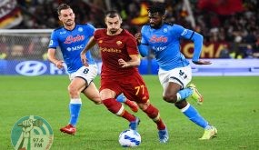 Roma's Armenian midfielder Henrikh Mkhitaryan (C) fights for the ball with Napoli's Spanish midfielder Fabian Ruiz (L) and Napoli's Cameroonian midfielder Andre Zambo Anguissa during the Italian Serie A football match between AS Roma and Napoli at the Olympic stadium in Rome, on October 24, 2021. (Photo by Vincenzo PINTO / AFP)