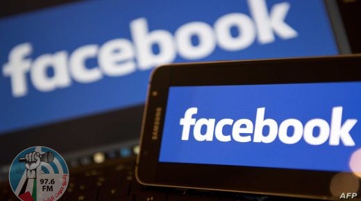 Facebook logos are pictured on the screens of a smartphone (R), and a laptop computer, in central London on November 21, 2016.
Facebook on Monday became the latest US tech giant to announce new investment in Britain with hundreds of extra jobs but hinted its success depended on skilled migration after Britain leaves the European Union. The premier social network underlined London's status as a global technology hub at a British company bosses' summit where Prime Minister Theresa May sought to allay business concerns about Brexit. / AFP PHOTO / Justin TALLIS