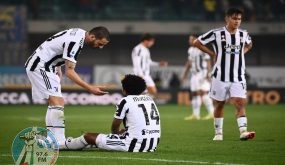 Juventus' Italian defender Leonardo Bonucci, Juventus' US midfielder Weston McKennie and Juventus' Argentine forward Paulo Dybala react at the end of the Italian Serie A football match between Hellas Verona and Juventus on October 30, 2021 at the Bentegodi stadium in Verona. (Photo by Marco BERTORELLO / AFP)