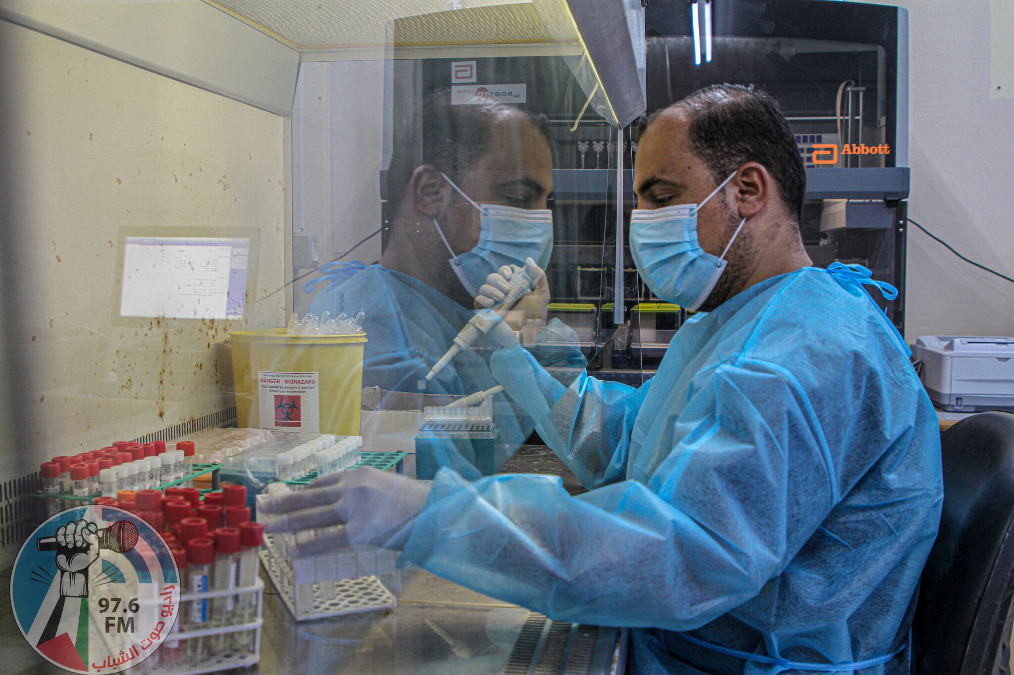 (210924) -- GAZA, Sept. 24, 2021 (Xinhua) -- A medical worker works at a testing lab for COVID-19 at Al-Rimal Clinic in Gaza City, on Sept. 23, 2021. TO GO WITH: "Gazans fear deteriorating health situation amid Delta variant spread" (Photo by Rizek Abdeljawad/Xinhua)