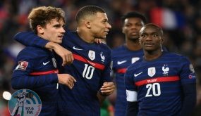 France's forward Antoine Griezmann (L) celebrates with France's forward Kylian Mbappe (C) after scoring a goal during the FIFA World Cup 2022 qualification football match between France and Kazakhstan at the Parc des Princes stadium in Paris, on November 13, 2021. (Photo by FRANCK FIFE / AFP)