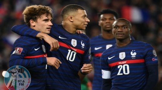 France's forward Antoine Griezmann (L) celebrates with France's forward Kylian Mbappe (C) after scoring a goal during the FIFA World Cup 2022 qualification football match between France and Kazakhstan at the Parc des Princes stadium in Paris, on November 13, 2021. (Photo by FRANCK FIFE / AFP)