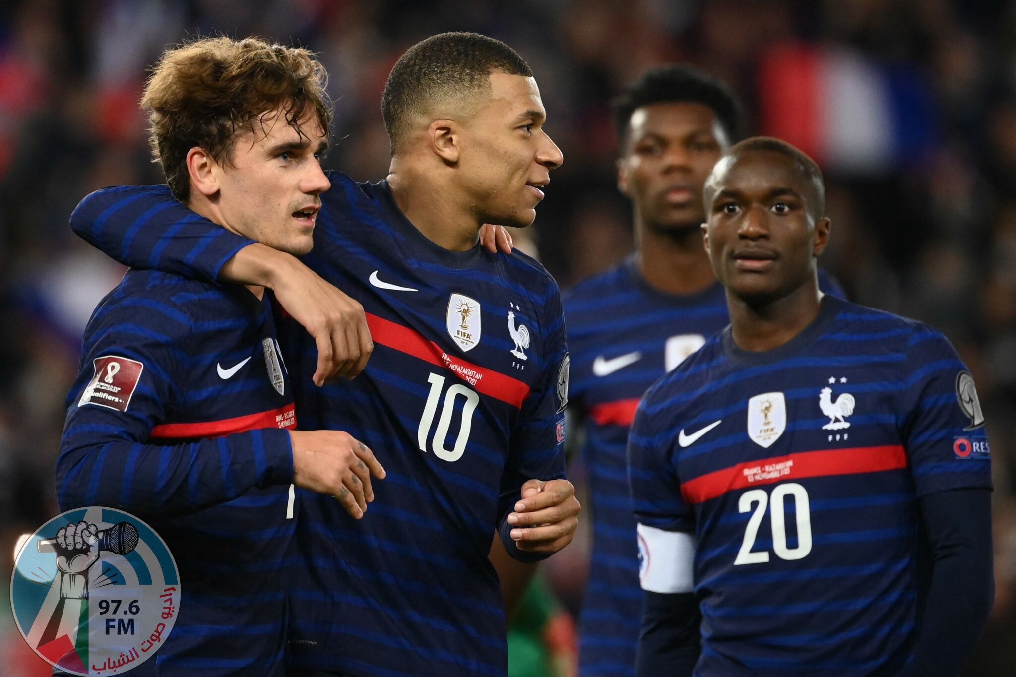 France's forward Antoine Griezmann (L) celebrates with France's forward Kylian Mbappe (C) after scoring a goal during the FIFA World Cup 2022 qualification football match between France and Kazakhstan at the Parc des Princes stadium in Paris, on November 13, 2021. (Photo by FRANCK FIFE / AFP)