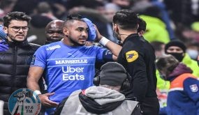 Marseille's French midfielder Dimitri Payet (C) leaves the field after having received a bottle of water from the grandstand during the French L1 football match between Olympique Lyonnais and Olympique de Marseille at the Groupama stadium in Decines-Charpieu, near Lyon, south-eastern France, on November 21, 2021. (Photo by PHILIPPE DESMAZES / AFP)