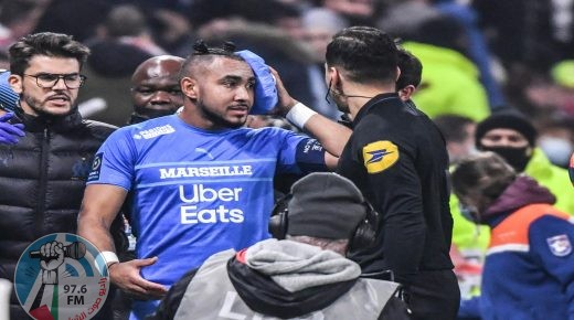 Marseille's French midfielder Dimitri Payet (C) leaves the field after having received a bottle of water from the grandstand during the French L1 football match between Olympique Lyonnais and Olympique de Marseille at the Groupama stadium in Decines-Charpieu, near Lyon, south-eastern France, on November 21, 2021. (Photo by PHILIPPE DESMAZES / AFP)