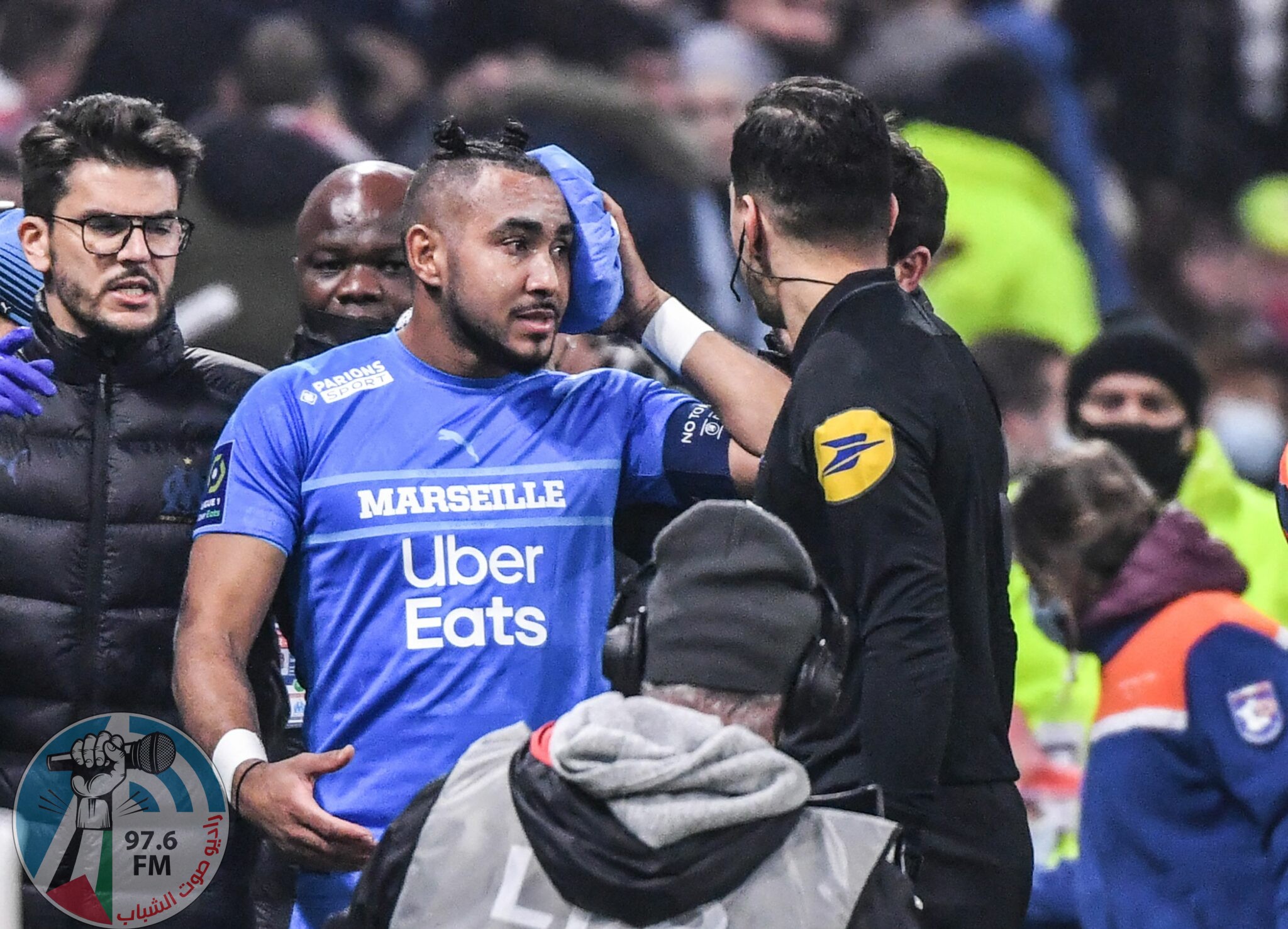 Marseille's French midfielder Dimitri Payet (C) leaves the field after having received a bottle of water from the grandstand during the French L1 football match between Olympique Lyonnais and Olympique de Marseille at the Groupama stadium in Decines-Charpieu, near Lyon, south-eastern France, on November 21, 2021. (Photo by PHILIPPE DESMAZES / AFP)