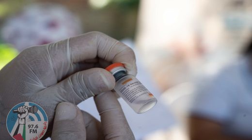 A Colombian health worker prepares a dose of the CoronaVac vaccine against COVID-19 to inoculate a Venezuelan child between 2 and 11 years old at the Francisco de Paula Santander International Bridge in the border city of Cucuta, Colombia on November 13, 2021. (Photo by Yuri CORTEZ / AFP)