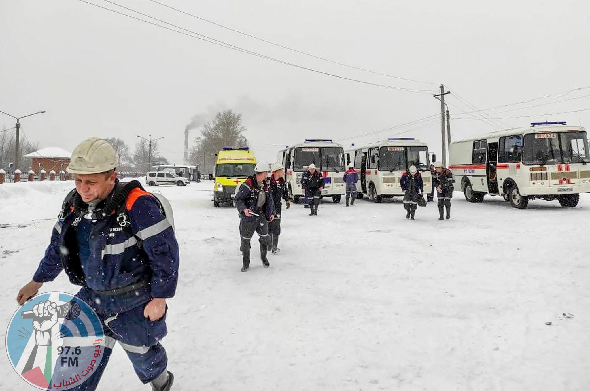 This handout photograph taken and released by the Russian Emergency Situations Ministry on November 25, 2021, shows rescuers arriving at the Listvyazhnaya coal mine near the town of Gramoteino. Russia's emergencies ministry said on November 25 it did not know the whereabouts of 48 people after an accident in a coal mine in Siberia. The Kemerovo region governor said on Telegram that, according to preliminary information, there were 285 people inside the Listvyazhnaya coal mine. - RESTRICTED TO EDITORIAL USE - MANDATORY CREDIT "AFP PHOTO / RUSSIAN EMERGENCY SITUATIONS MINISTRY" - NO MARKETING - NO ADVERTISING CAMPAIGNS - DISTRIBUTED AS A SERVICE TO CLIENTS (Photo by Handout / RUSSIAN EMERGENCY SITUATIONS MINISTRY / AFP) / RESTRICTED TO EDITORIAL USE - MANDATORY CREDIT "AFP PHOTO / RUSSIAN EMERGENCY SITUATIONS MINISTRY" - NO MARKETING - NO ADVERTISING CAMPAIGNS - DISTRIBUTED AS A SERVICE TO CLIENTS