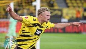 epaselect epa08682189 Dortmund's Erling Haaland celebrtes scoring the third goal during the German Bundesliga soccer match between Borussia Dortmund and Borussia Moenchengladbach in Dortmund, Germany, 19 September 2020. EPA/FRIEDEMANN VOGEL CONDITIONS - ATTENTION: The DFL regulations prohibit any use of photographs as image sequences and/or quasi-video.