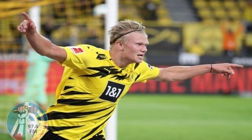 epaselect epa08682189 Dortmund's Erling Haaland celebrtes scoring the third goal during the German Bundesliga soccer match between Borussia Dortmund and Borussia Moenchengladbach in Dortmund, Germany, 19 September 2020. EPA/FRIEDEMANN VOGEL CONDITIONS - ATTENTION: The DFL regulations prohibit any use of photographs as image sequences and/or quasi-video.