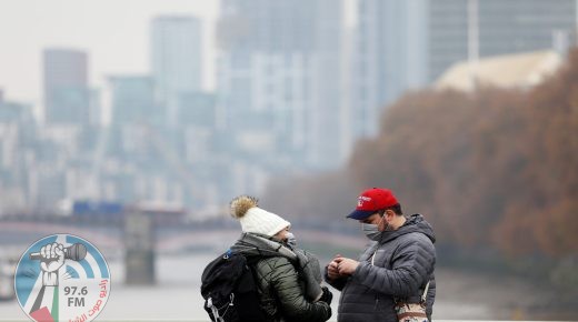 (211124) -- LONDON, Nov. 24, 2021 (Xinhua) -- People wearing face masks are seen on Westminster Bridge in London, Britain, on Nov. 24, 2021. Britain registered 43,676 new COVID-19 infections, bringing the total number of coronavirus cases in the country to 9,974,843, according to official figures released Wednesday. (Xinhua/Li Ying)