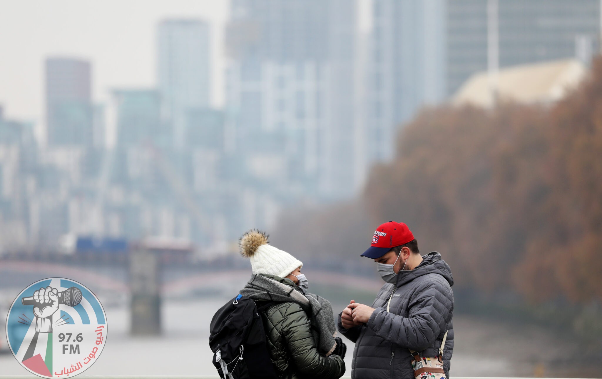 (211124) -- LONDON, Nov. 24, 2021 (Xinhua) -- People wearing face masks are seen on Westminster Bridge in London, Britain, on Nov. 24, 2021. Britain registered 43,676 new COVID-19 infections, bringing the total number of coronavirus cases in the country to 9,974,843, according to official figures released Wednesday. (Xinhua/Li Ying)