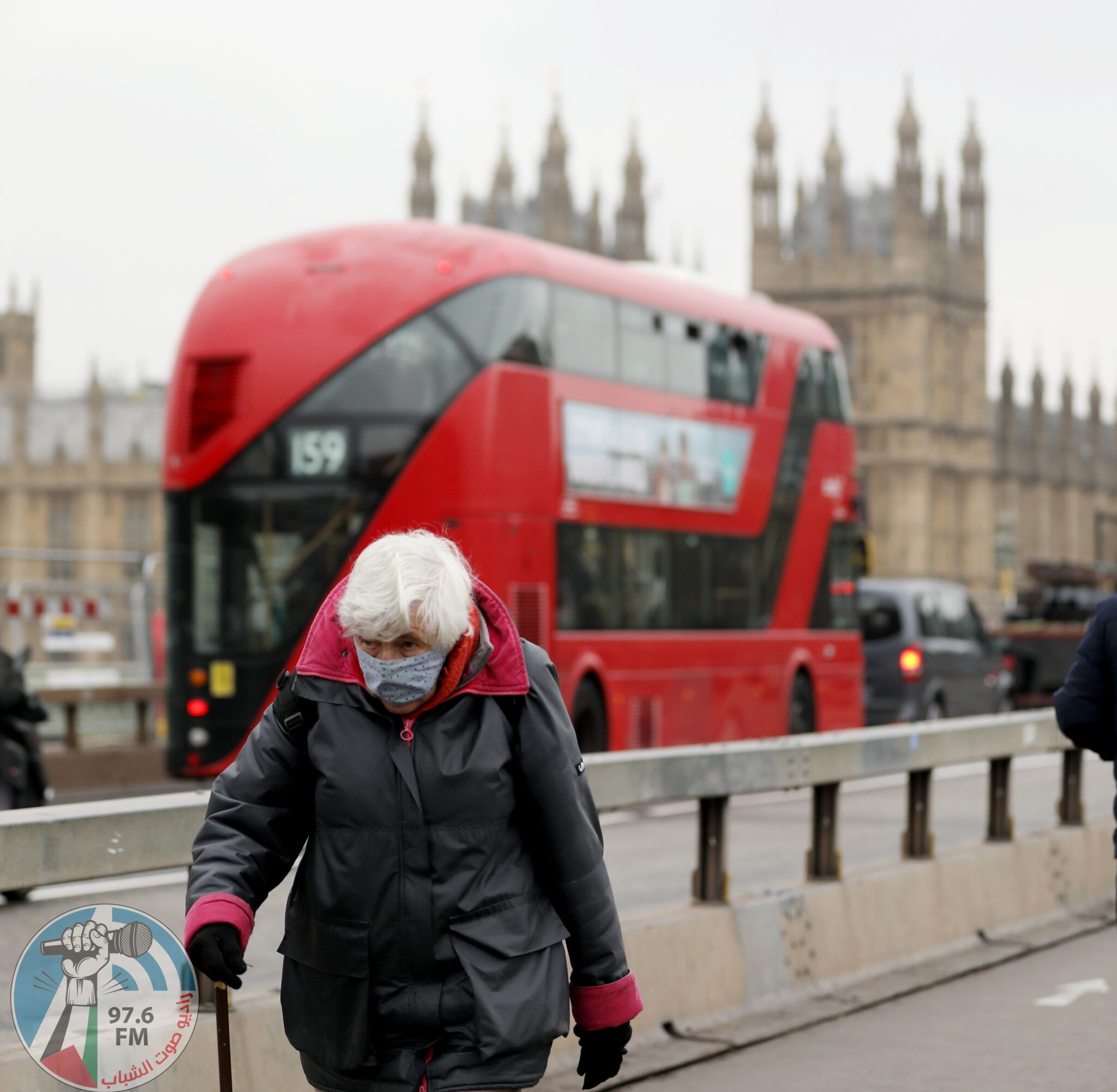(211124) -- LONDON, Nov. 24, 2021 (Xinhua) -- A woman wearing a face mask walks along Westminster Bridge in London, Britain, on Nov. 24, 2021. Britain registered 43,676 new COVID-19 infections, bringing the total number of coronavirus cases in the country to 9,974,843, according to official figures released Wednesday. (Xinhua/Li Ying)