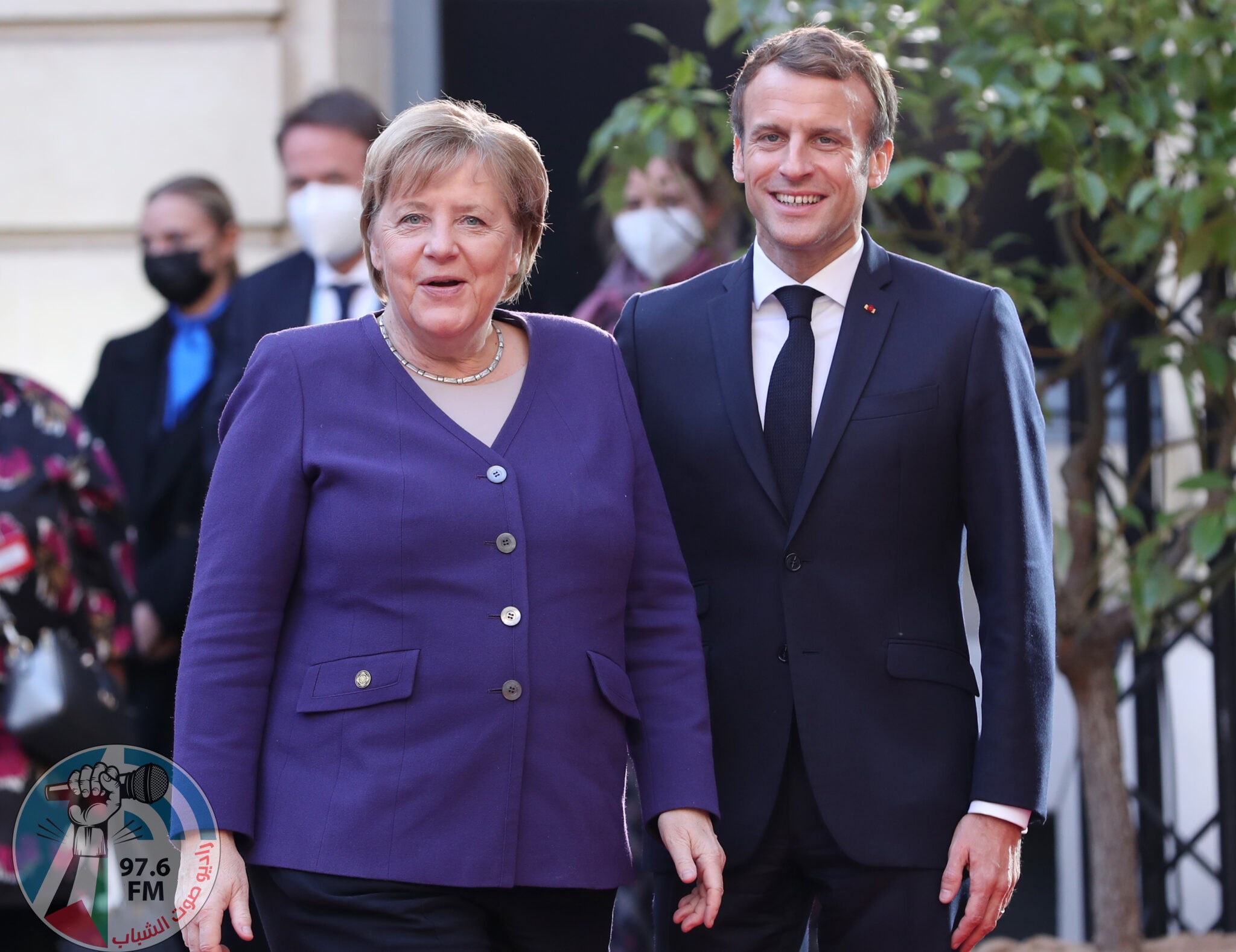 (211113) -- PARIS, Nov. 13, 2021 (Xinhua) -- French President Emmanuel Macron (R) welcomes German Chancellor Angela Merkel ahead of the Paris International Conference for Libya in Paris, France, Nov. 12, 2021. Participants in the Paris International Conference for Libya, chaired Friday by France, called for the holding of free, fair, inclusive and credible presidential and parliamentary elections on Dec. 24 in Libya as scheduled. (Xinhua/Gao Jing)