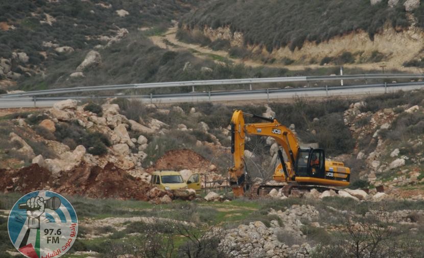 الاحتلال يجرف طريقا معبدا شمال نابلس