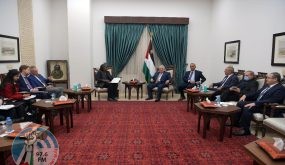 الرئيس خلال استقباله السفيرة غرينفيلد: استمرار الممارسات الإسرائيلية يؤدي للإسراع وبشكل خطير بتقويض حل الدولتين