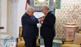 الرئيس ونظيره الجزائري يتبادلان الأوسمة
