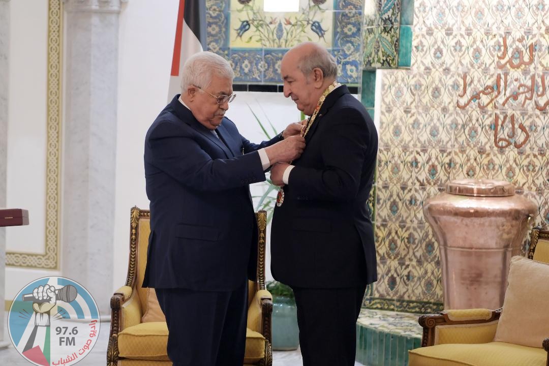 الرئيس ونظيره الجزائري يتبادلان الأوسمة
