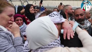 الأ-سير محمد ربيع خليفة من رام الله يعانق الحرية بعد ان امضى بداخل سجون الإحتلا-ل 18 سنة.