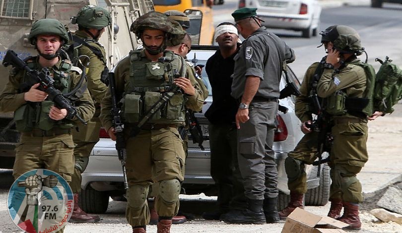 ” الخليل” الاحتلال يعتقل خمسة مواطنين وينصب حواجز عسكرية على مداخل المدينة