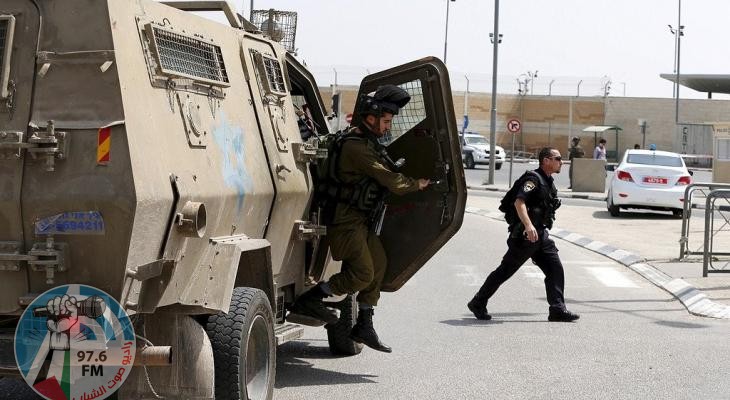 الاحتلال يعتقل مواطنا على حاجز الجيب العسكري شمال غرب القدس
