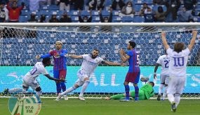 CORRECTION / Real Madrid's French forward Karim Benzema (C) reacts after scoring during the Spanish Super Cup semi-final football match between Barcelona and Real Madrid at the King Fahad International stadium in the Saudi capital Riyadh on January 12, 2022. (Photo by AFP)