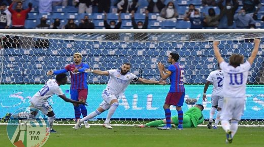 CORRECTION / Real Madrid's French forward Karim Benzema (C) reacts after scoring during the Spanish Super Cup semi-final football match between Barcelona and Real Madrid at the King Fahad International stadium in the Saudi capital Riyadh on January 12, 2022. (Photo by AFP)