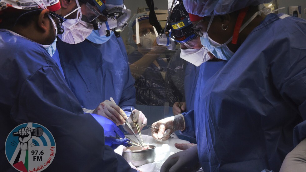 جراحون أمريكيون يزرعون قلب خنزير معدل وراثيا بنجاح داخل جسم إنسان
