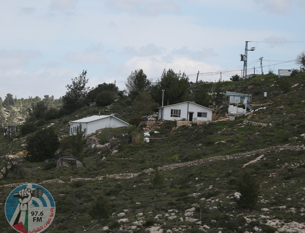 مستوطنون يشرعون بشق طريق استيطانيّة غرب بيت لحم