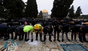 25 ألفا يؤدون صلاة الجمعة في المسجد الأقصى رغم إجراءات الاحتلال