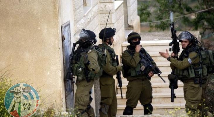 الاحتلال يقتحم منزل محافظ القدس ويعتقل ابن شقيقه