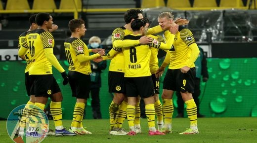 (220115) -- DORTMUND, Jan. 15, 2022 (Xinhua) -- Erling Haaland (1st R) of Dortmund celebrates scoring with his teammates during the German first division Bundesliga football match between Borussia Dortmund and SC Freiburg in Dortmund, Germany, Jan. 14, 2022. (Photo by Joachim Bywaletz/Xinhua)