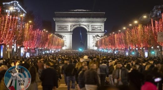 (220101) -- PARIS, Jan. 1, 2022 (Xinhua) -- People gather at the Champs Elysees Avenue to celebrate the New Year in Paris, France, Dec. 31, 2021. (Xinhua)