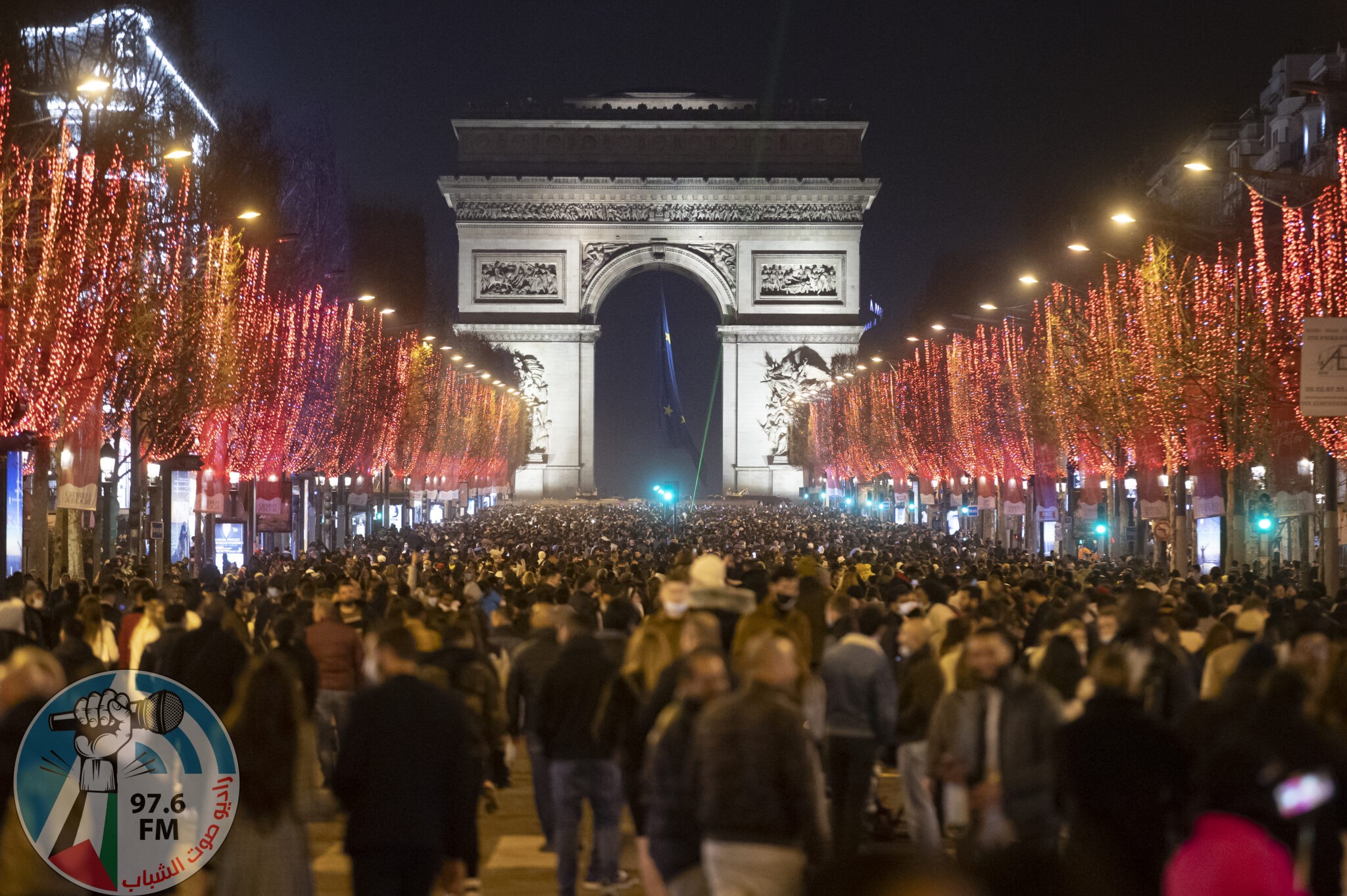 (220101) -- PARIS, Jan. 1, 2022 (Xinhua) -- People gather at the Champs Elysees Avenue to celebrate the New Year in Paris, France, Dec. 31, 2021. (Xinhua)