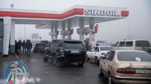 Motorists queue at a gas station in Almaty on January 8, 2022, after violence that erupted following protests over hikes in fuel prices. Kazakhstan's president has rejected calls for talks with protesters after days of unprecedented unrest, vowing to destroy "armed bandits" and authorising his forces to shoot to kill without warning. In a new effort to pacify the protesters, the government sets fuel price limits for six months. (Photo by Alexandr BOGDANOV / AFP)